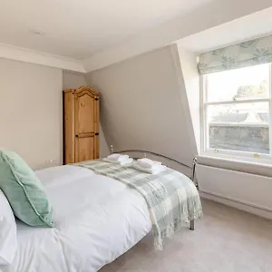 Apartment Rooftop Retreat - 2 Double Beds W/ Stunning Views, Bath